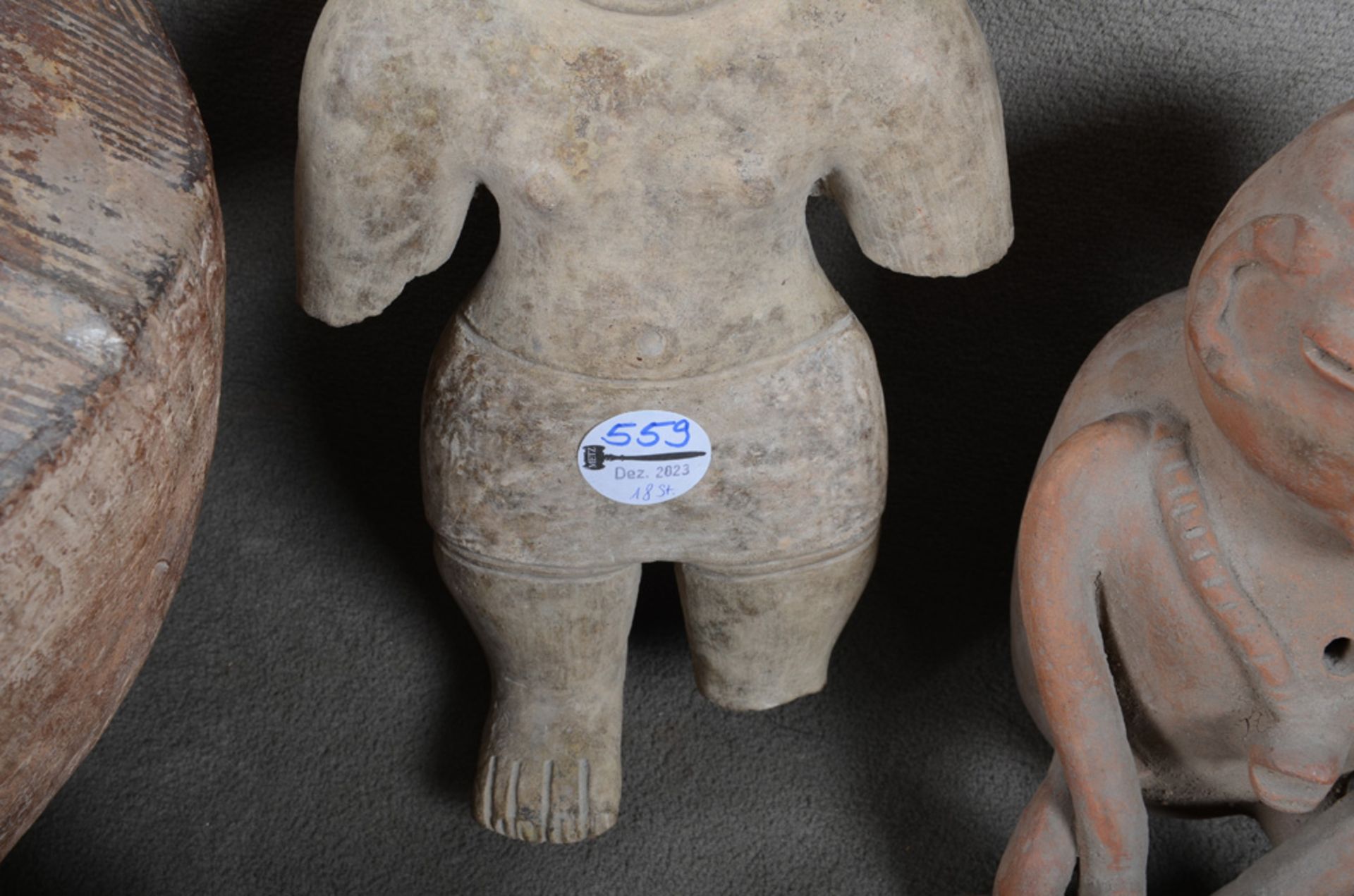 18-tlgs. Konvolut Volkskunst aus Südamerika. Keramik / Stein, u.a. Figuren, Krüge, Schalen und - Image 2 of 2