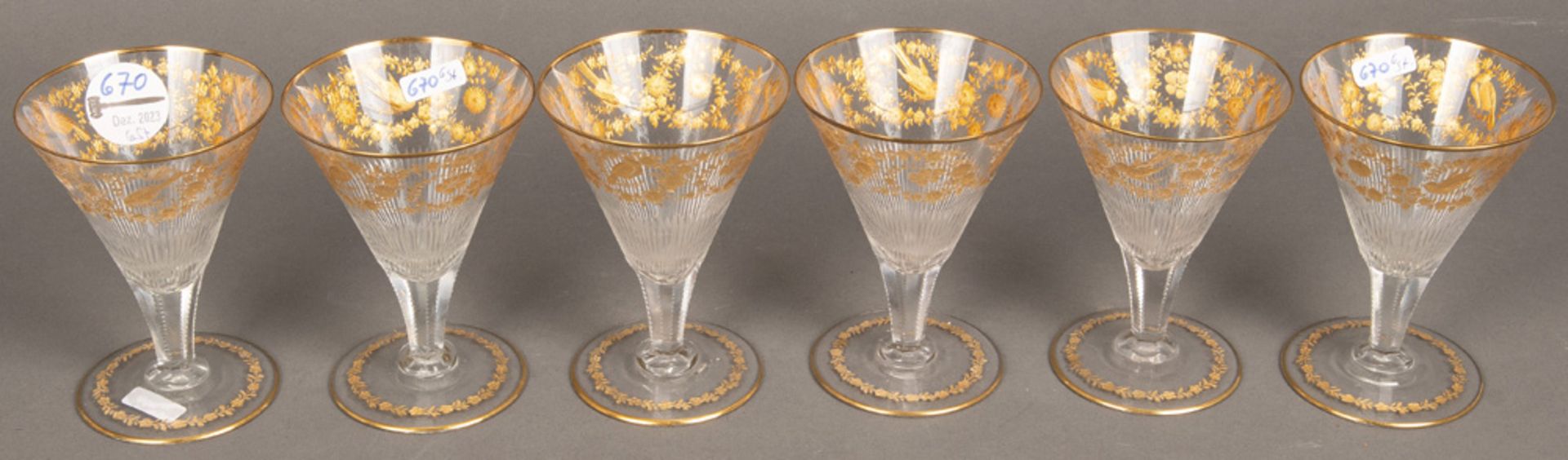 Sechs Gläser. Deutsch um 1900. Farbloses Glas, geschliffen, geätzt und in Kaltgold bemalt, H=12,6