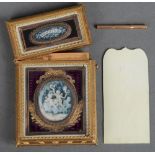 Carnet de Bal. Paris um 1780. Gelbgold, violett transluszid emailliert und gold gerahmt. Rechteckig,