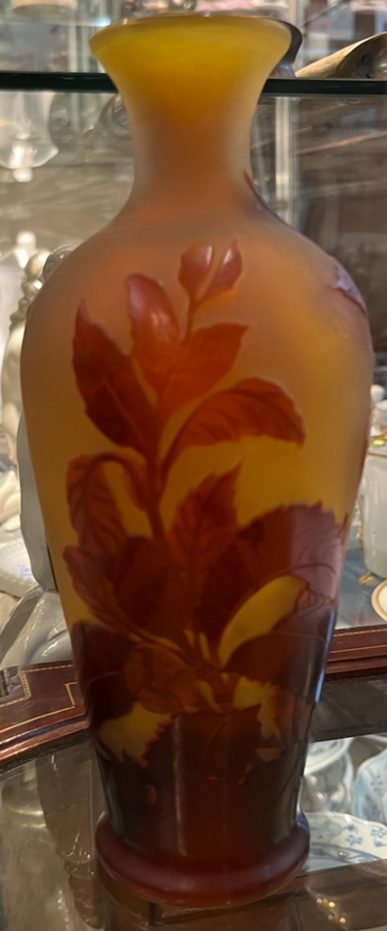 Jugendstil-Vase. Émile Gallé, Nancy um 1900. Farbloses Glas, farbig überfangen, geschnitten mit - Image 6 of 8