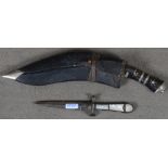Gurkha-Kukri-Messer und Stilett. Orient / Südeuropa. Lederscheide, Horngriff bzw. Eisen mit