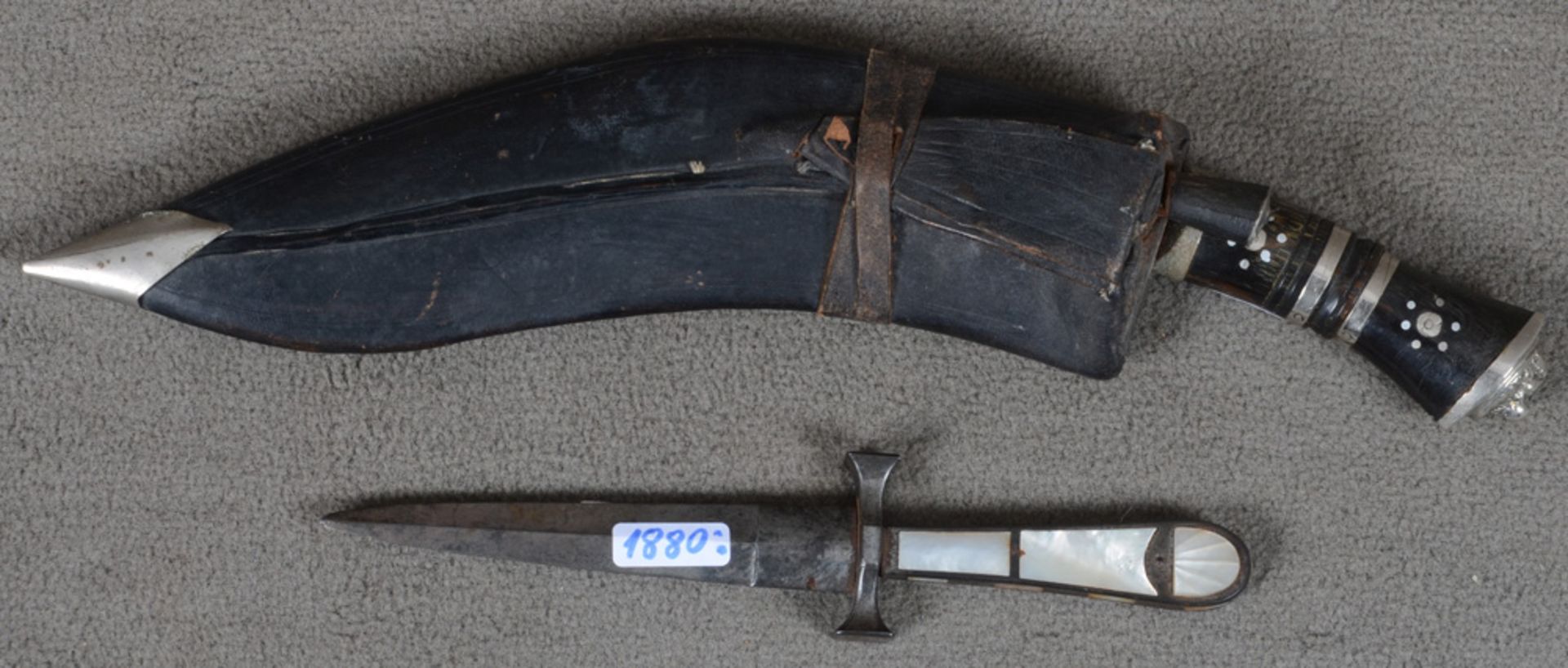 Gurkha-Kukri-Messer und Stilett. Orient / Südeuropa. Lederscheide, Horngriff bzw. Eisen mit