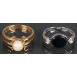 Zwei Ringe: 14 ct Gold, ca. 5 g, besetzt mit Perle bzw. 8 ct Gold, ca. 2 g, besetzt mit zwei