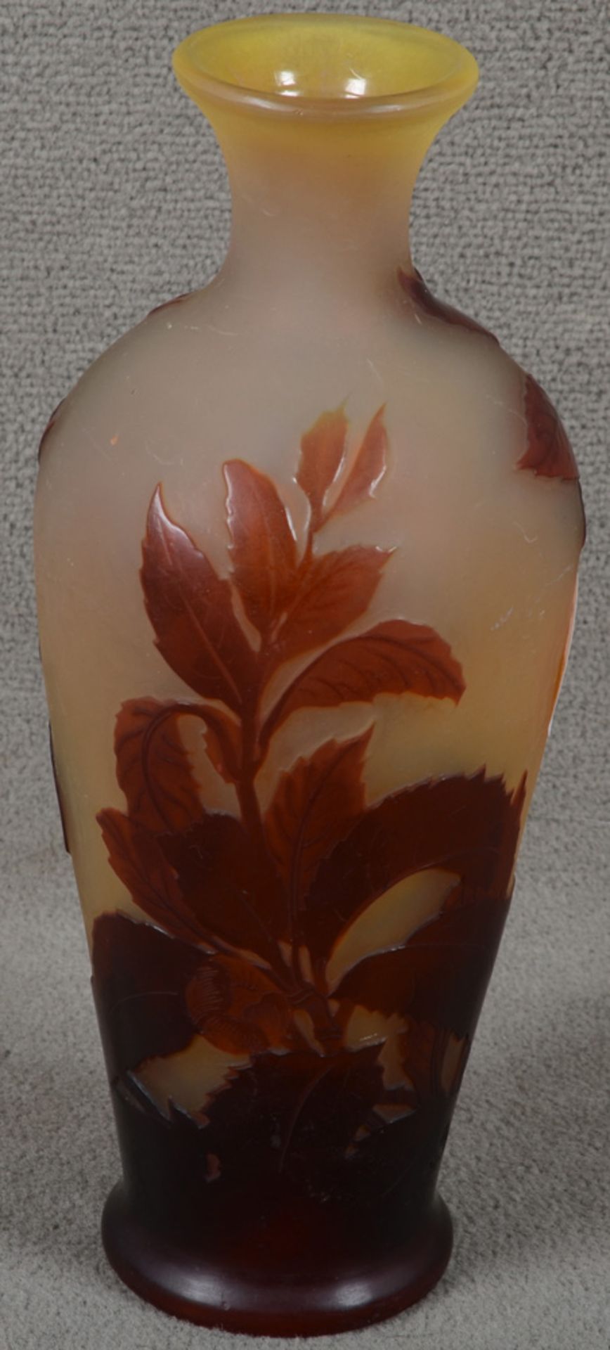 Jugendstil-Vase. Émile Gallé, Nancy um 1900. Farbloses Glas, farbig überfangen, geschnitten mit - Image 2 of 8