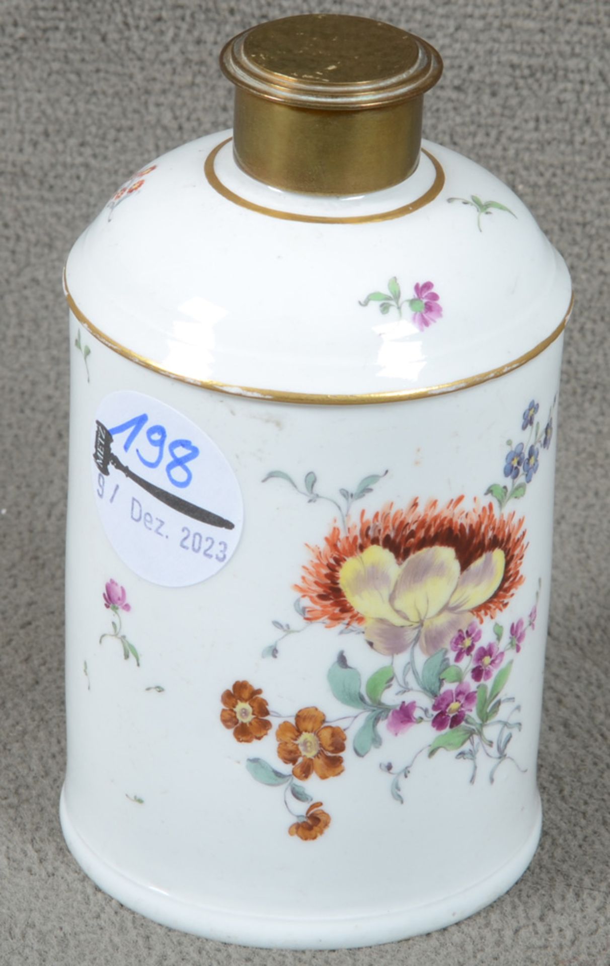Teedose. Höchst um 1770. Porzellan, bunt bemalt mit fliegenden Putten und Floraldekor. Am Boden - Bild 2 aus 3