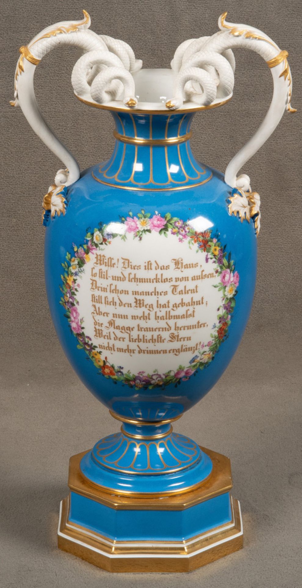 Urbino-Vase auf Sockel. Berlin 19. Jh. Porzellan, mit türkisblauem Fond, Goldrändern und - Bild 2 aus 5