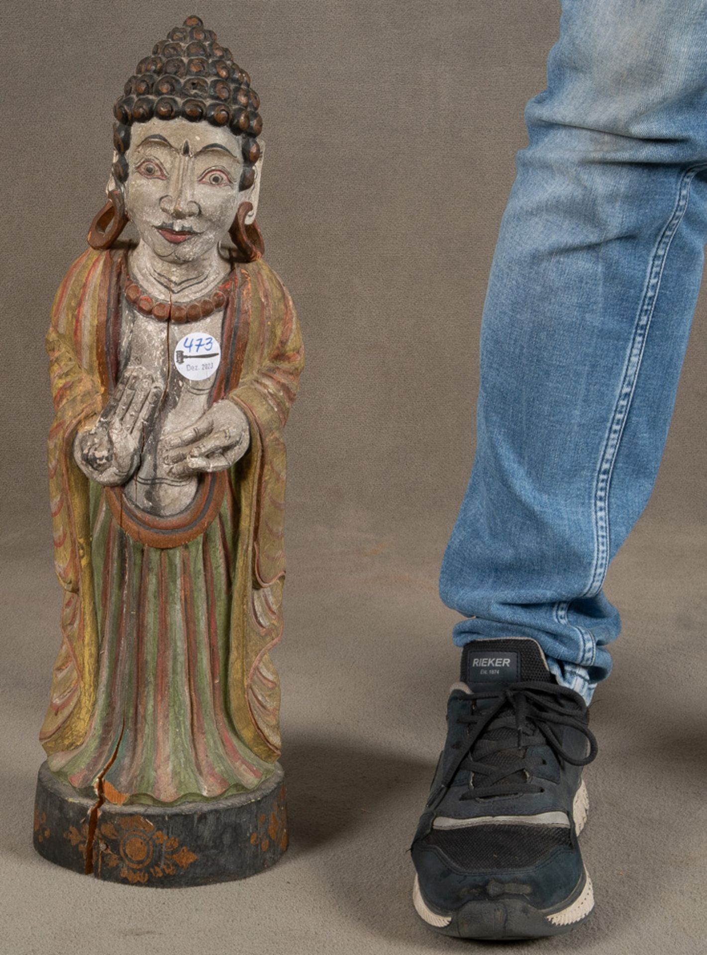 Stehender Buddha. Asien. Massivholz, geschnitzt, teilw. mit alter Fassung, H=55 cm.