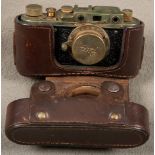 Kamera in Lederetui, Marke „Leica“, Ernst Leitz Wetzlar D.R.P., Modellnummer „255810“. (Funktion