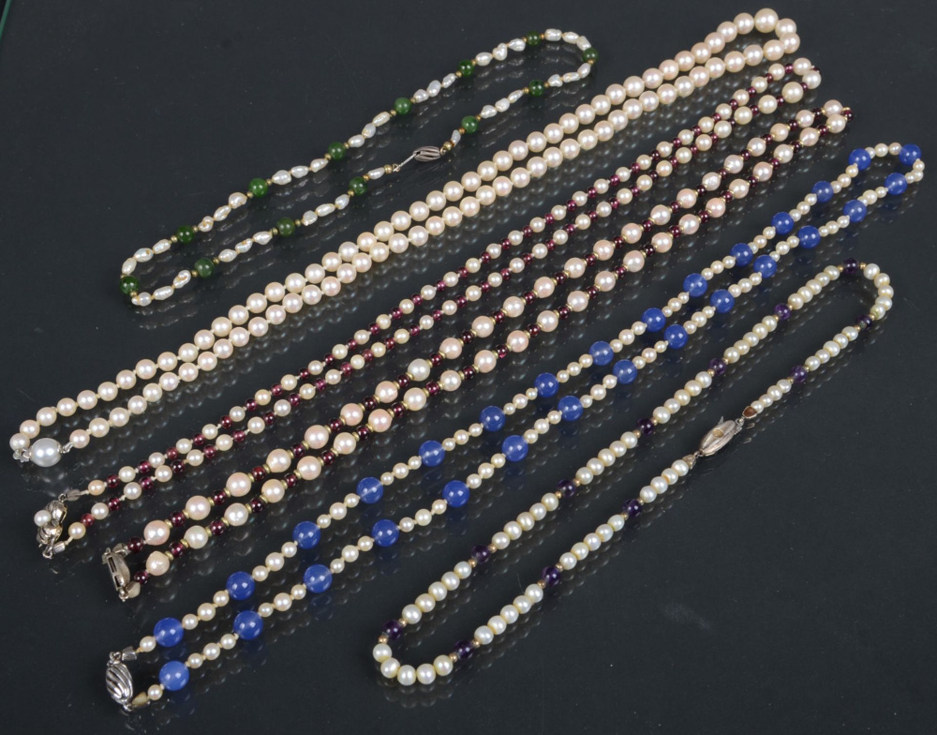 Sechs unterschiedliche Perlenketten, u.a. mit Amethyst-, Jade- und Granatgliedern, L=36 bis 62 cm.