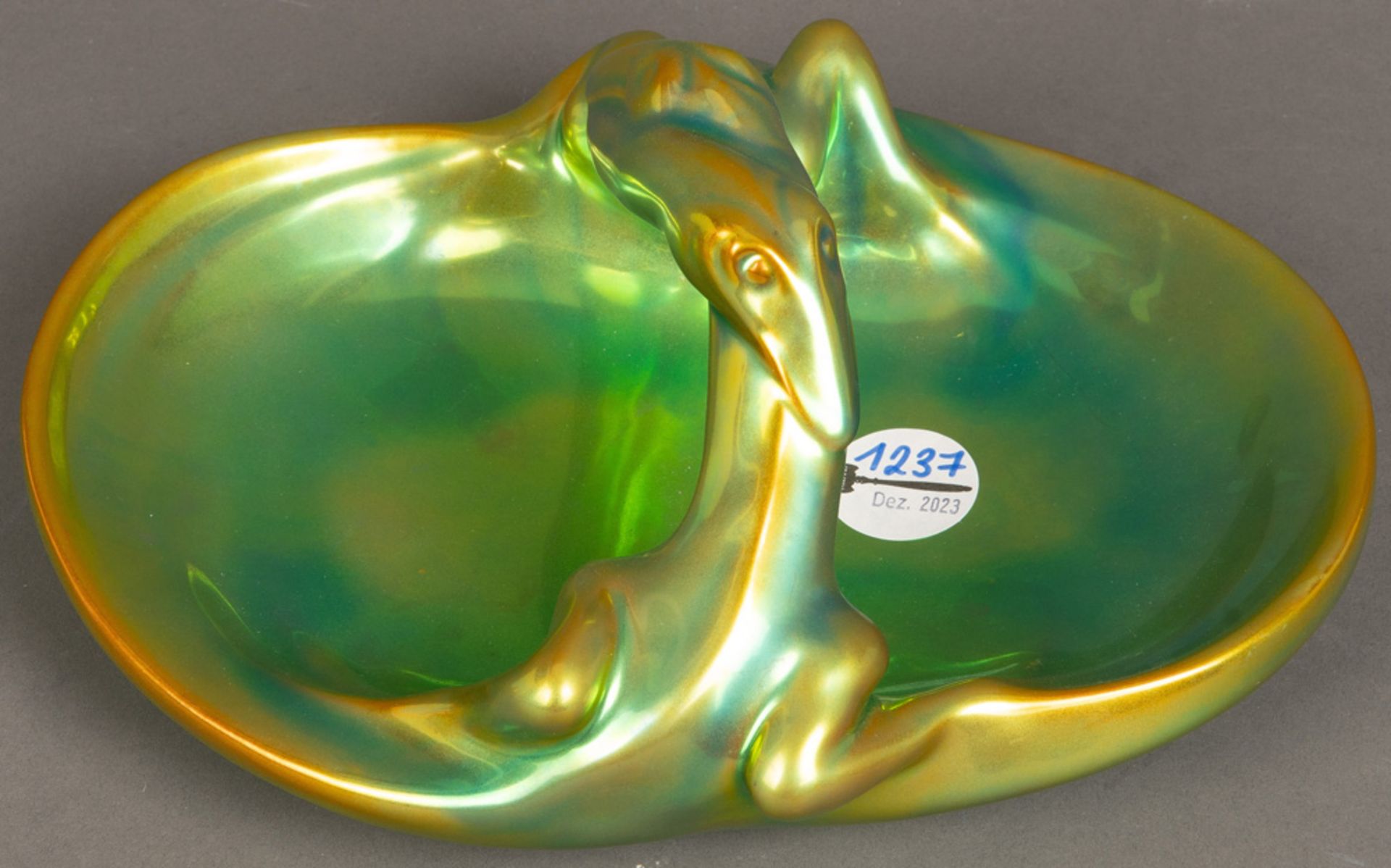Jugendstil-Schale. Zsolnay 20. Jh. Keramik, mit prächtiger grüner Lüsterglasur. Am Boden gemnarkt,