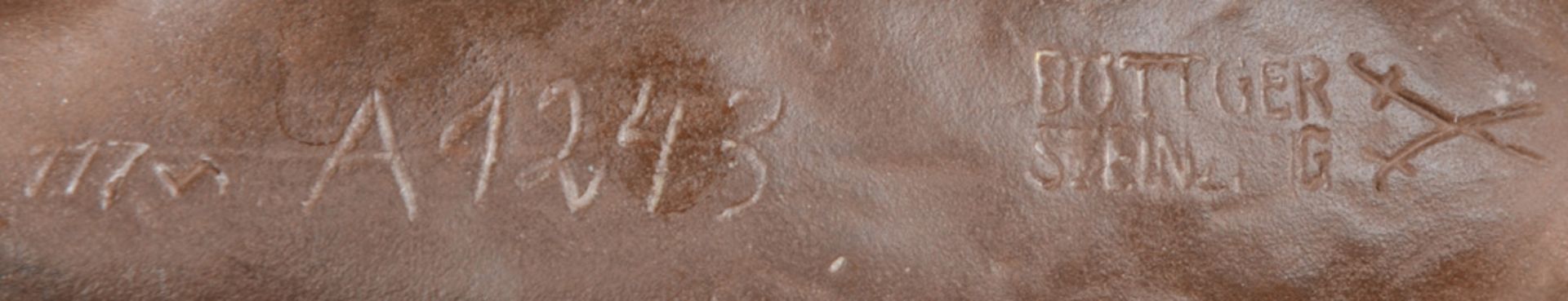 Stehendes Reh. Meissen 20. Jh. Böttgersteinzeug, am Bauch Pressmarke, Form-Nr. „A 1243“. Modell - Bild 2 aus 2