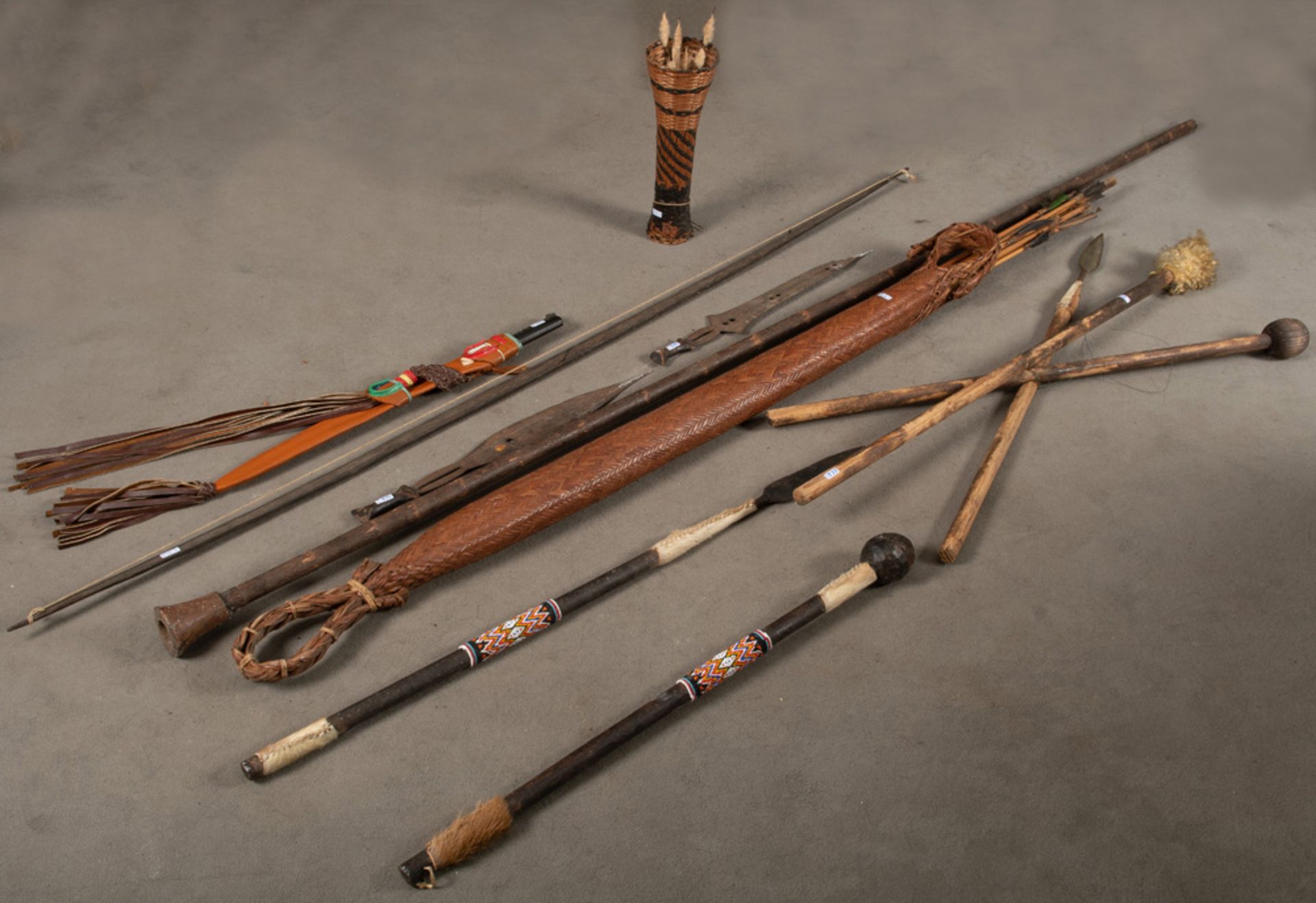 Konvolut Waffen aus der Südsee. Holz und Metall; bestehend aus: Eine Machete, ein Bogen, ein
