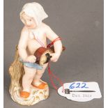 Putto als Drehleierspielerin. Meissen 19. Jh. Porzellan, bunt bemalt. Am Boden schwach erkennbare