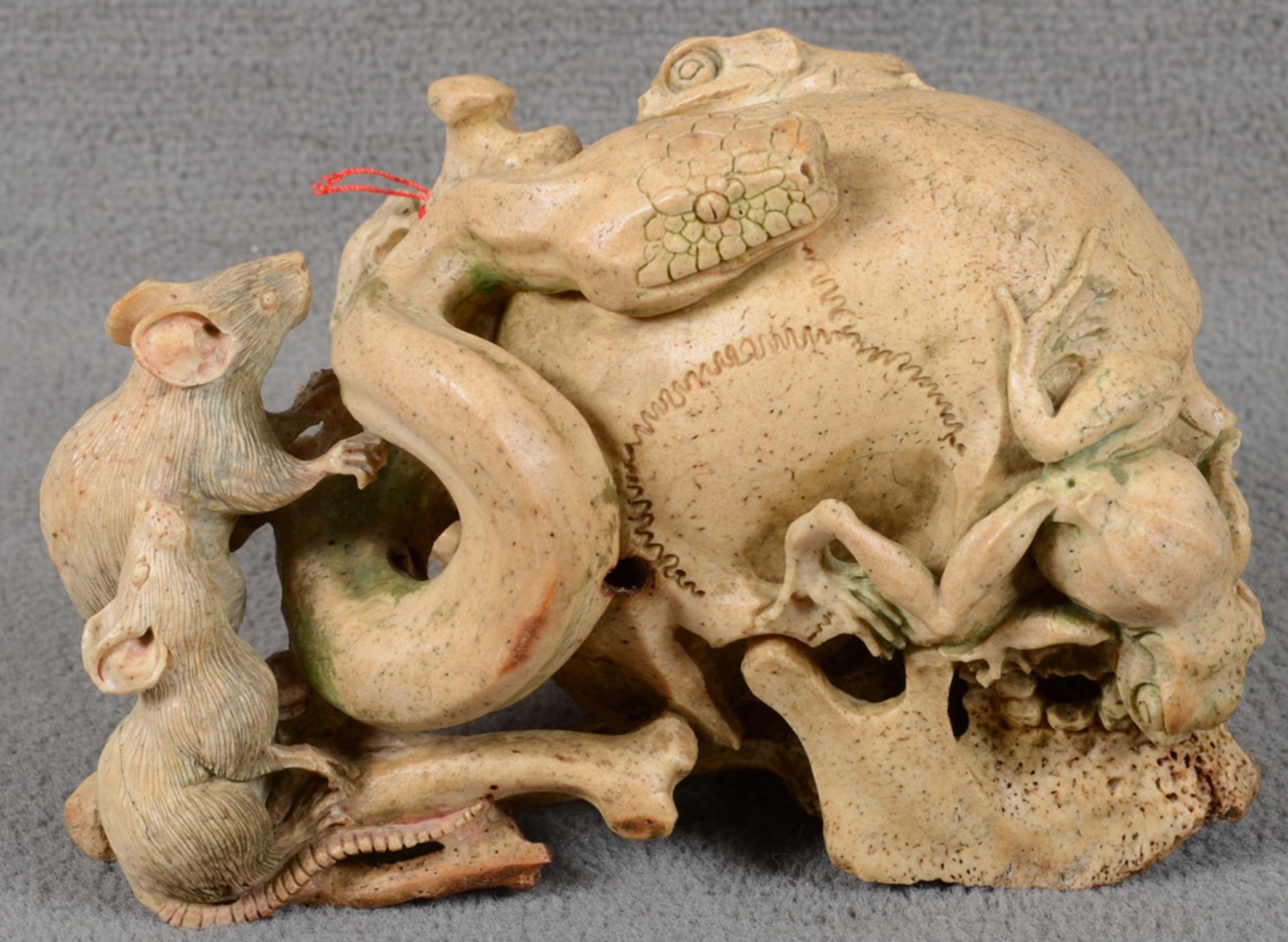 Totenkopf, wohl deutsch. Wohl Knochen, geschnitzt mit Schlange, Fröschen und Ratten, H=9,6 cm. Non- - Image 2 of 3