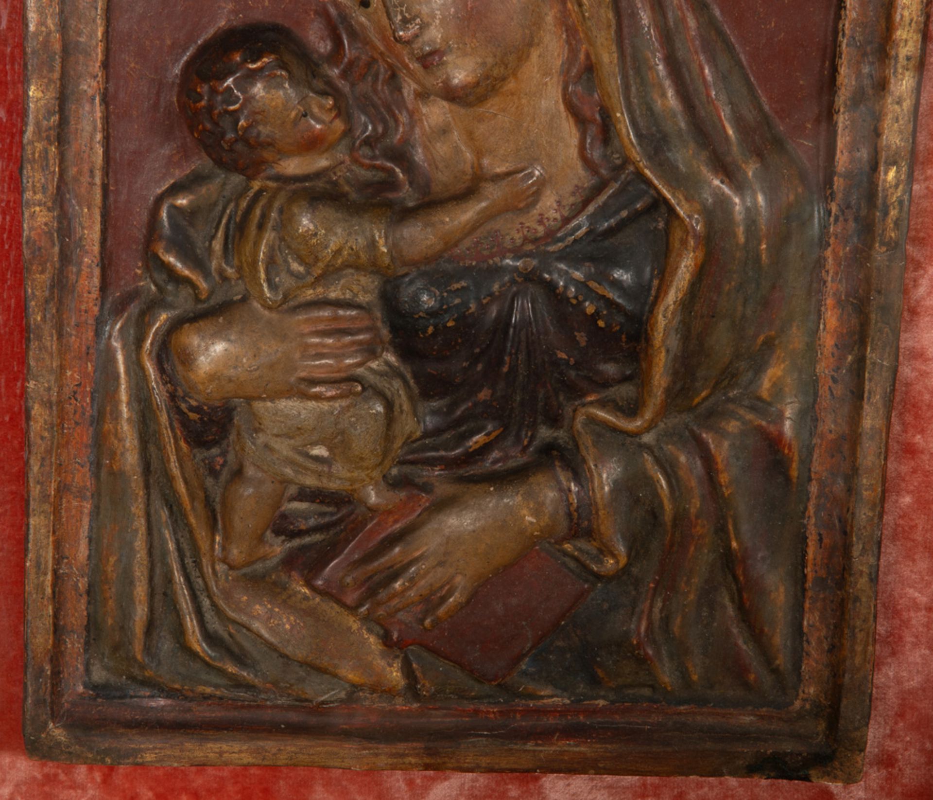 Süddeutscher Meister des 18. Jhs. Halbrelief der Madonna mit Kind. Massivholz, geschnitzt und farbig - Image 3 of 4