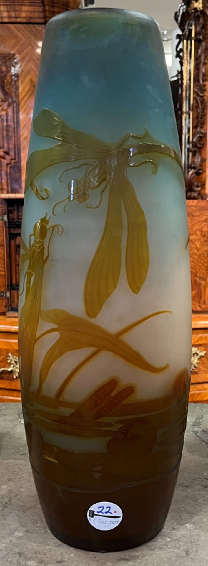 Jugendstil-Vase. Nancy, Émile Gallé um 1900. Farbloses Glas, farbig überfangen, geschnitten mit - Image 4 of 9