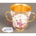 Doppelhenkelbecher. Meissen 1723-25. Weißes Böttgerporzellan, bunt bemalt mit Chinoiserien in gold