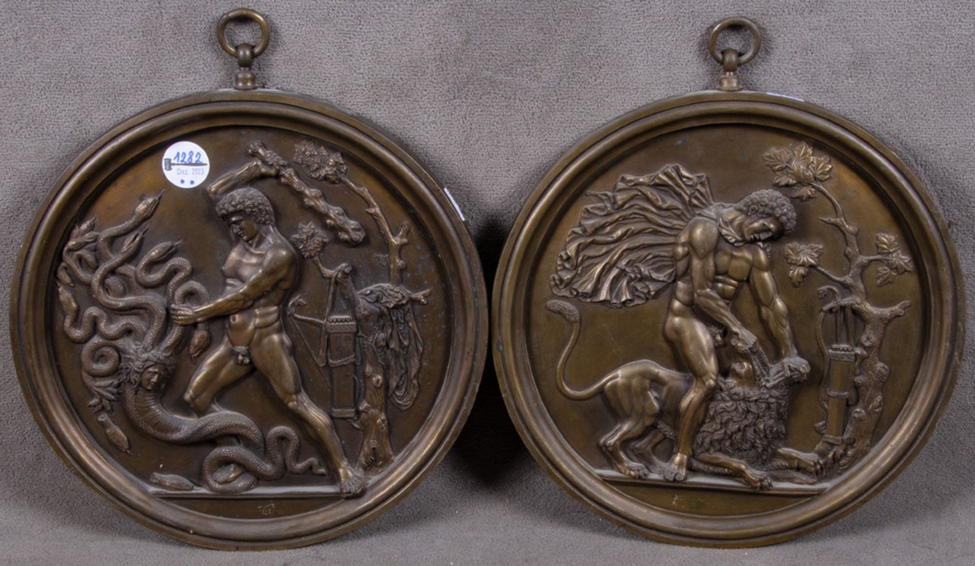 Zwei Wandreliefs. Deutsch 20. Jh. Metall, geprägt mit Szenen Herkules im Kampf mit der Hydra und