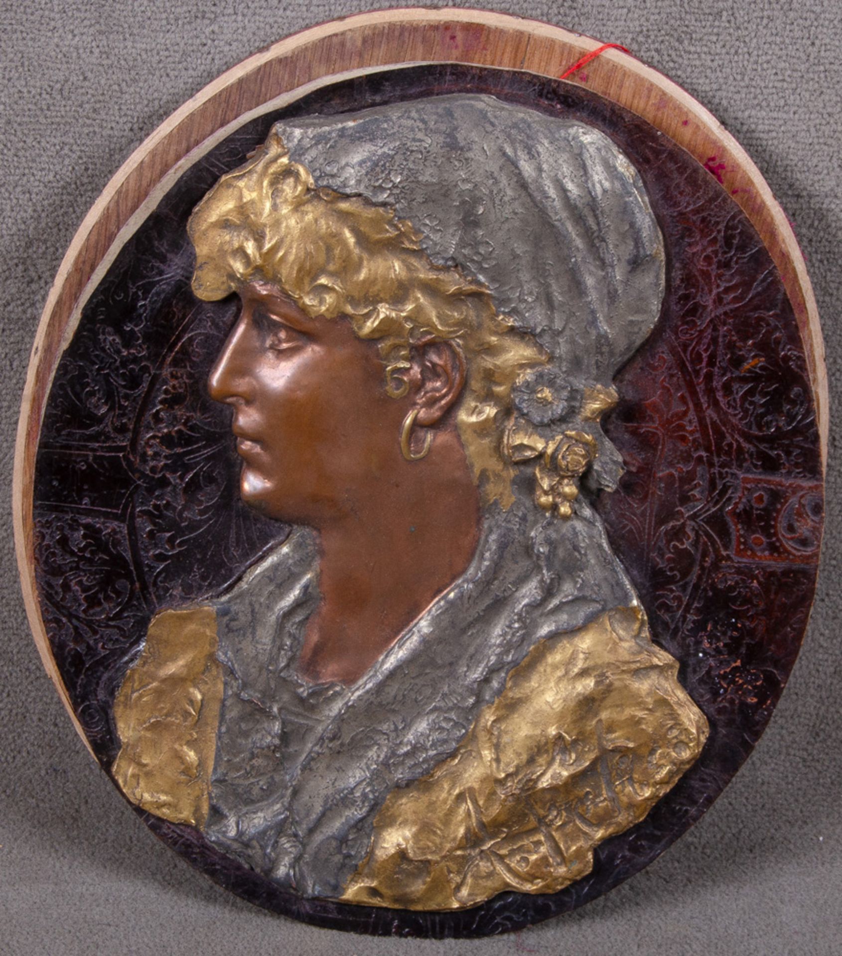 Bildhauer des 20. Jhs. Porträt eines jungen Mannes mit Ohrring. Kupfer, bronziert und versilbert,