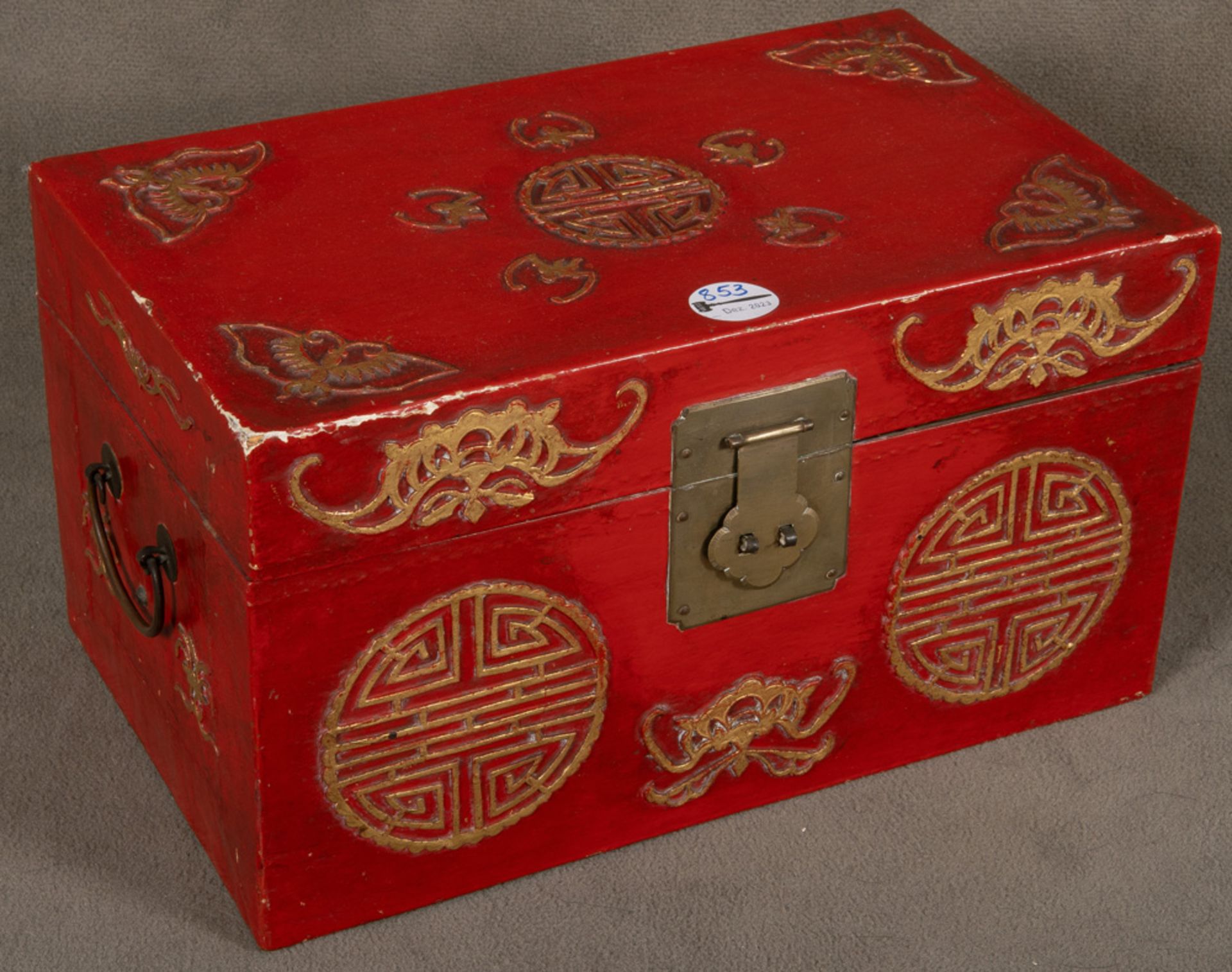 Rotlack-Schatulle. Asien 19. Jh. Pappmaché mit aufgelegten Ornamenten, teilw. gold gehöht, und