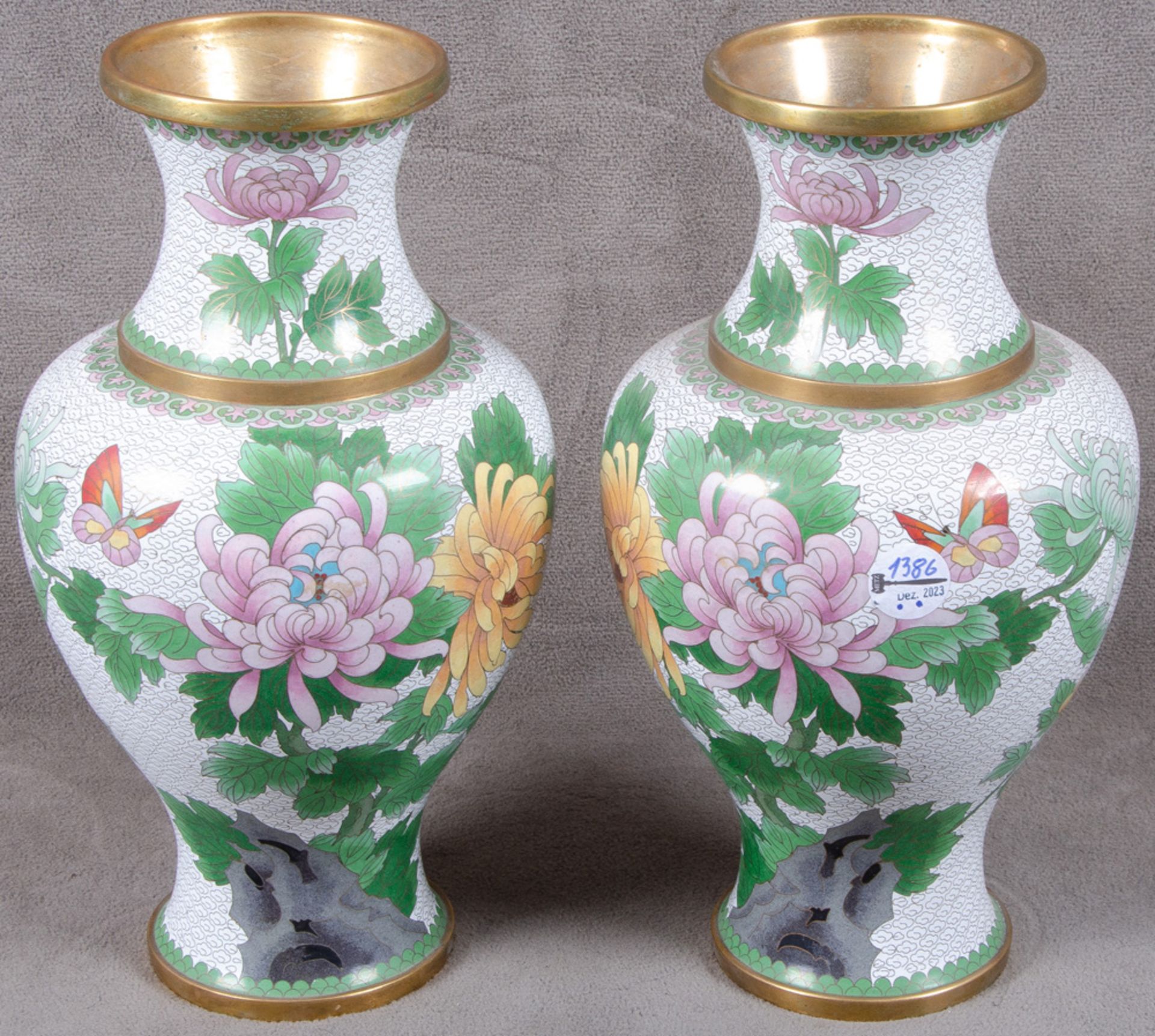 Paar Cloisonné-Vasen. China. Bronze, bunt emailliert mit großen Chrysanthemenblüten, H=je 39 cm.