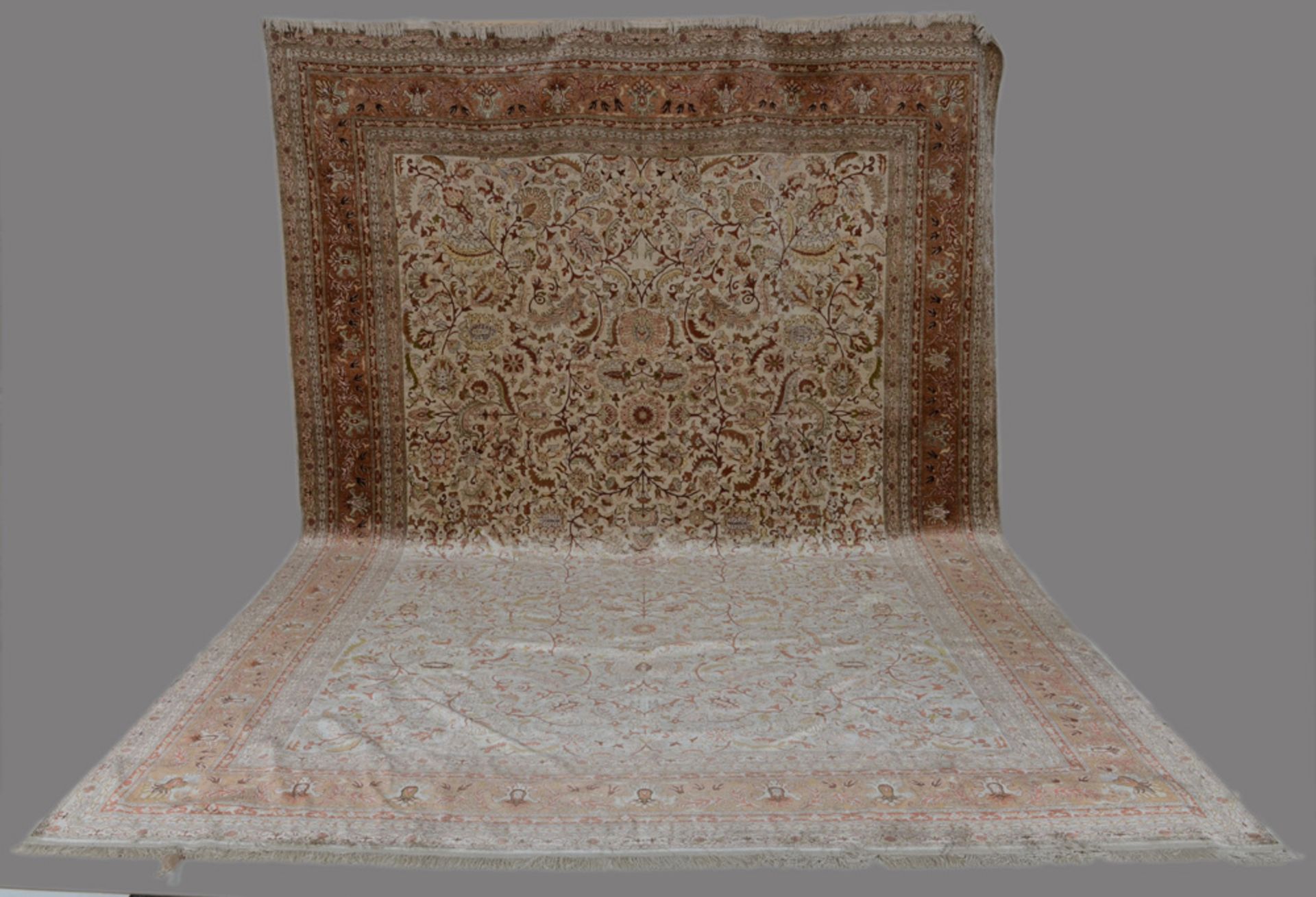 Teppich mit Täbriz-Muster, mit Goldfäden, 415 x 265 cm. ** Non-binding estimate: € 10000,- No