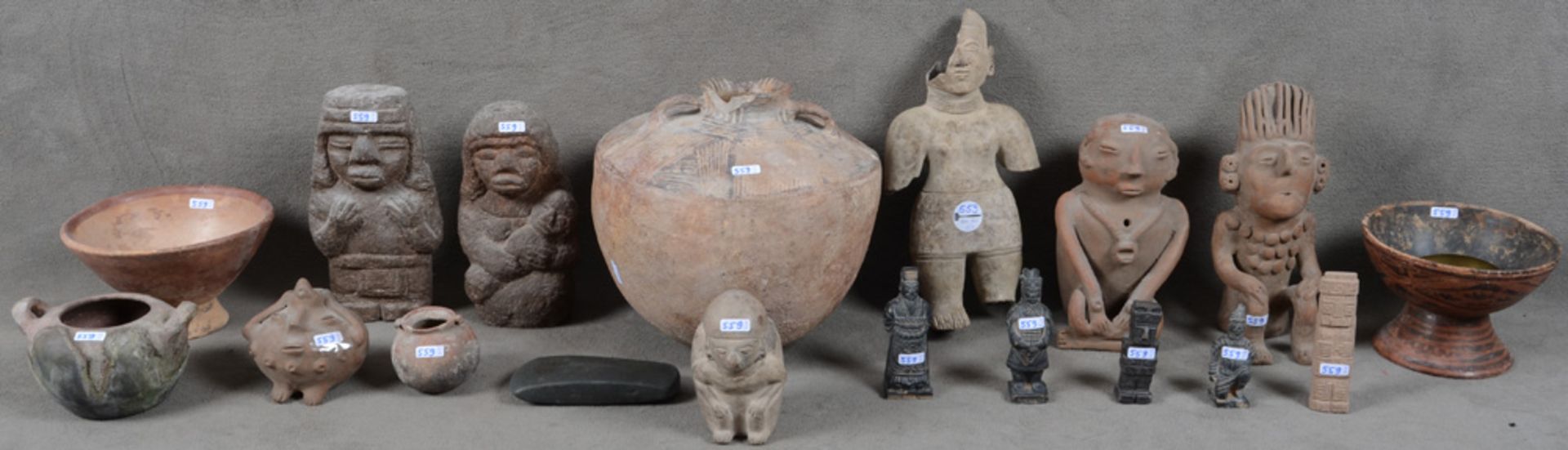 18-tlgs. Konvolut Volkskunst aus Südamerika. Keramik / Stein, u.a. Figuren, Krüge, Schalen und
