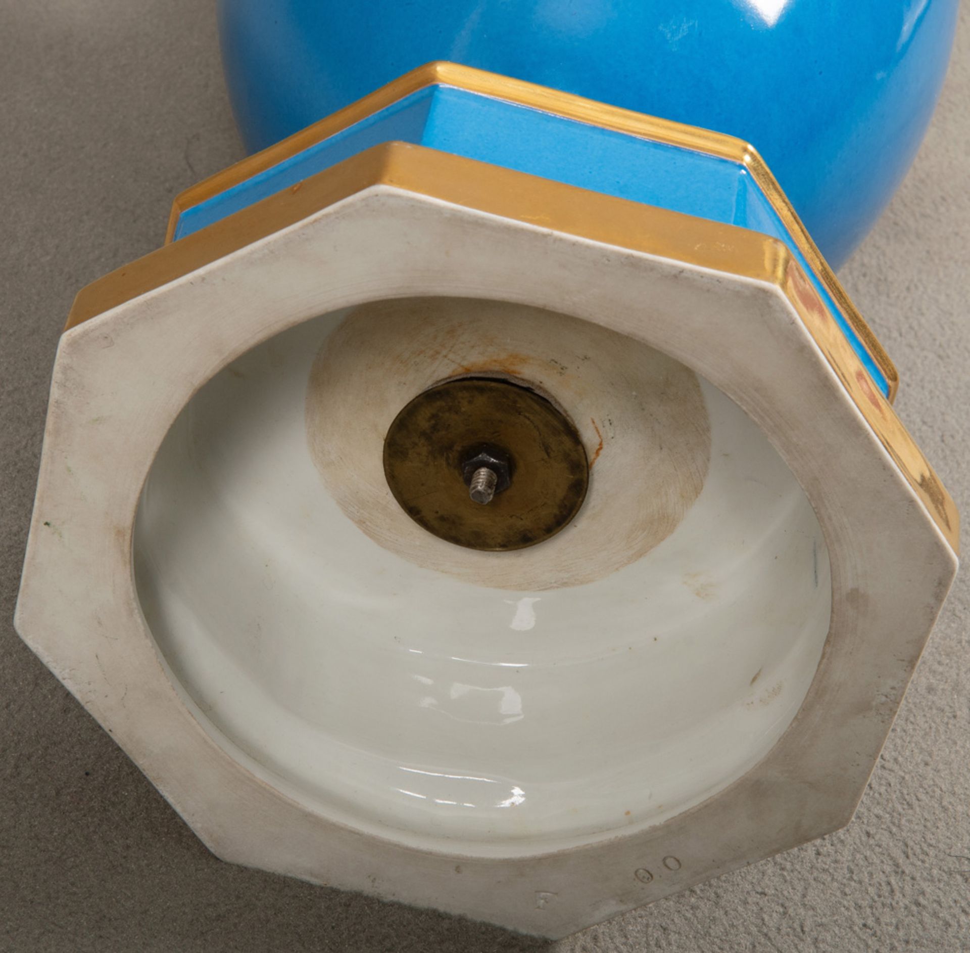 Urbino-Vase auf Sockel. Berlin 19. Jh. Porzellan, mit türkisblauem Fond, Goldrändern und - Bild 4 aus 5