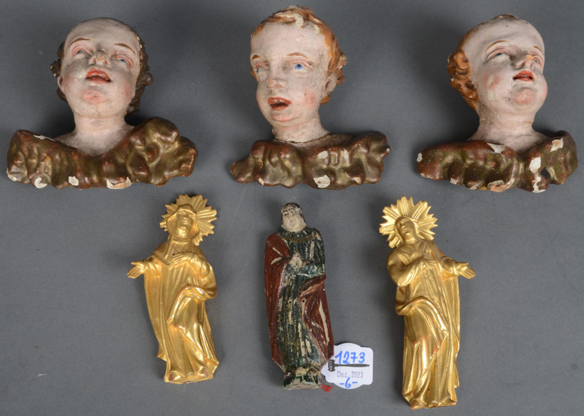 Drei Cherubine, Johannes und Maria aus einer Kreuzigungsgruppe und weitere Heiligenfigur aus dem
