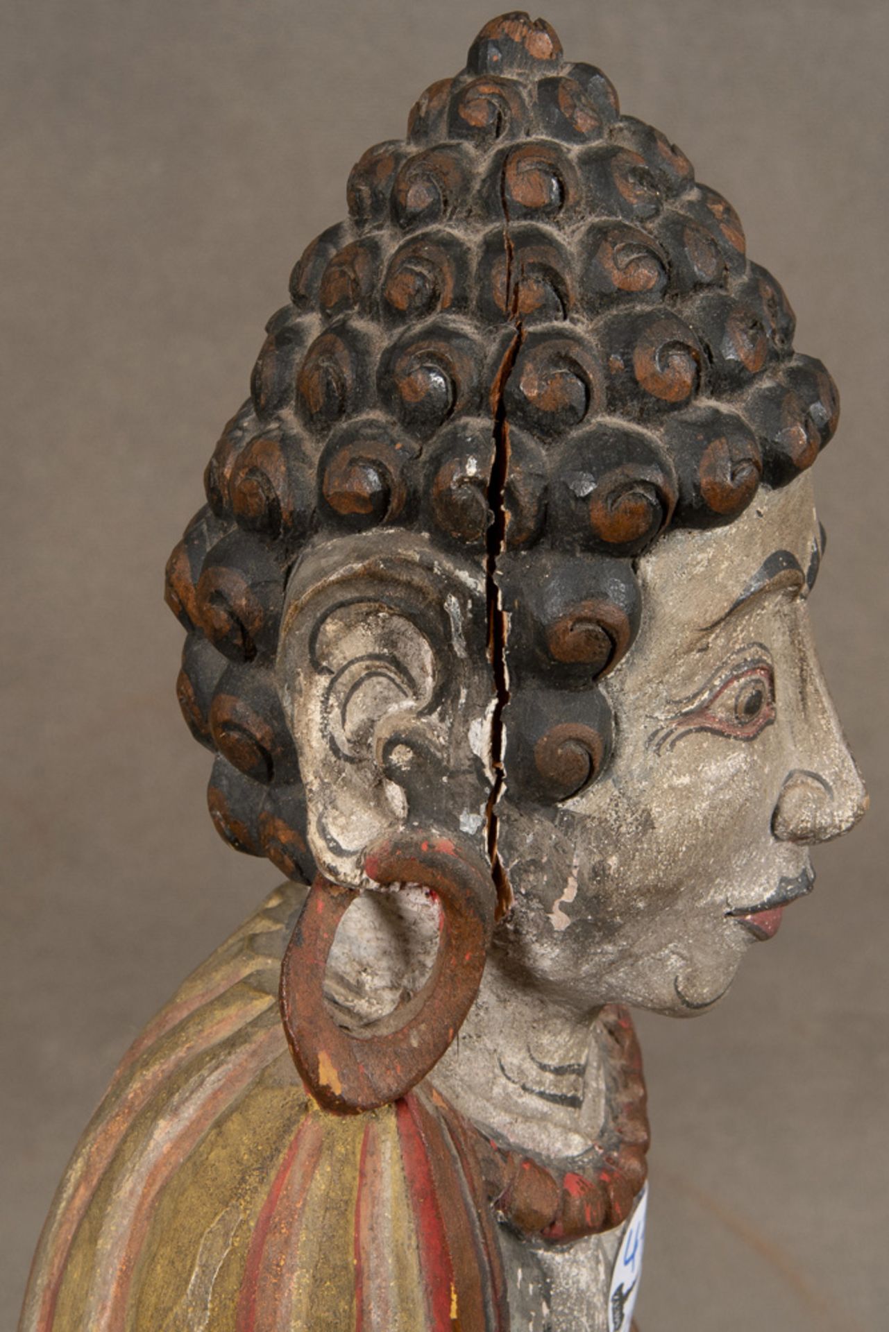 Stehender Buddha. Asien. Massivholz, geschnitzt, teilw. mit alter Fassung, H=55 cm. - Image 4 of 5