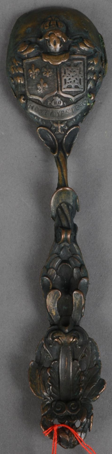 Zierlöffel. Deutsch. Bronze, aufwendig gearbeitet, verso mit Wappen und Beschriftung, L=19 cm. - Image 2 of 2