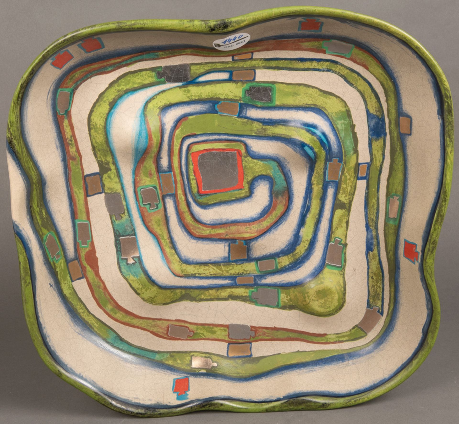 „Spiralental“. Rosenthal-Kronach 1983. Keramik, farbig gefasst und mit Gold und Silber gehöht, verso