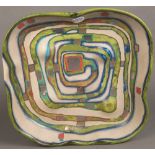 „Spiralental“. Rosenthal-Kronach 1983. Keramik, farbig gefasst und mit Gold und Silber gehöht, verso