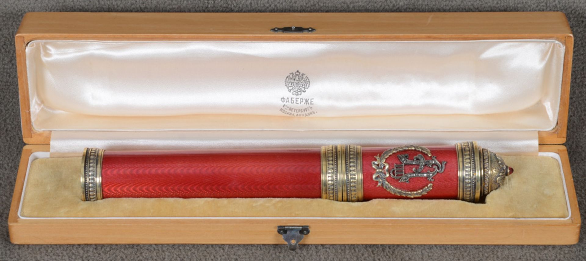 Zigarrenetui in Holzschatulle. Russland. 84er Silber, teilw. vergoldet und transluszid rot