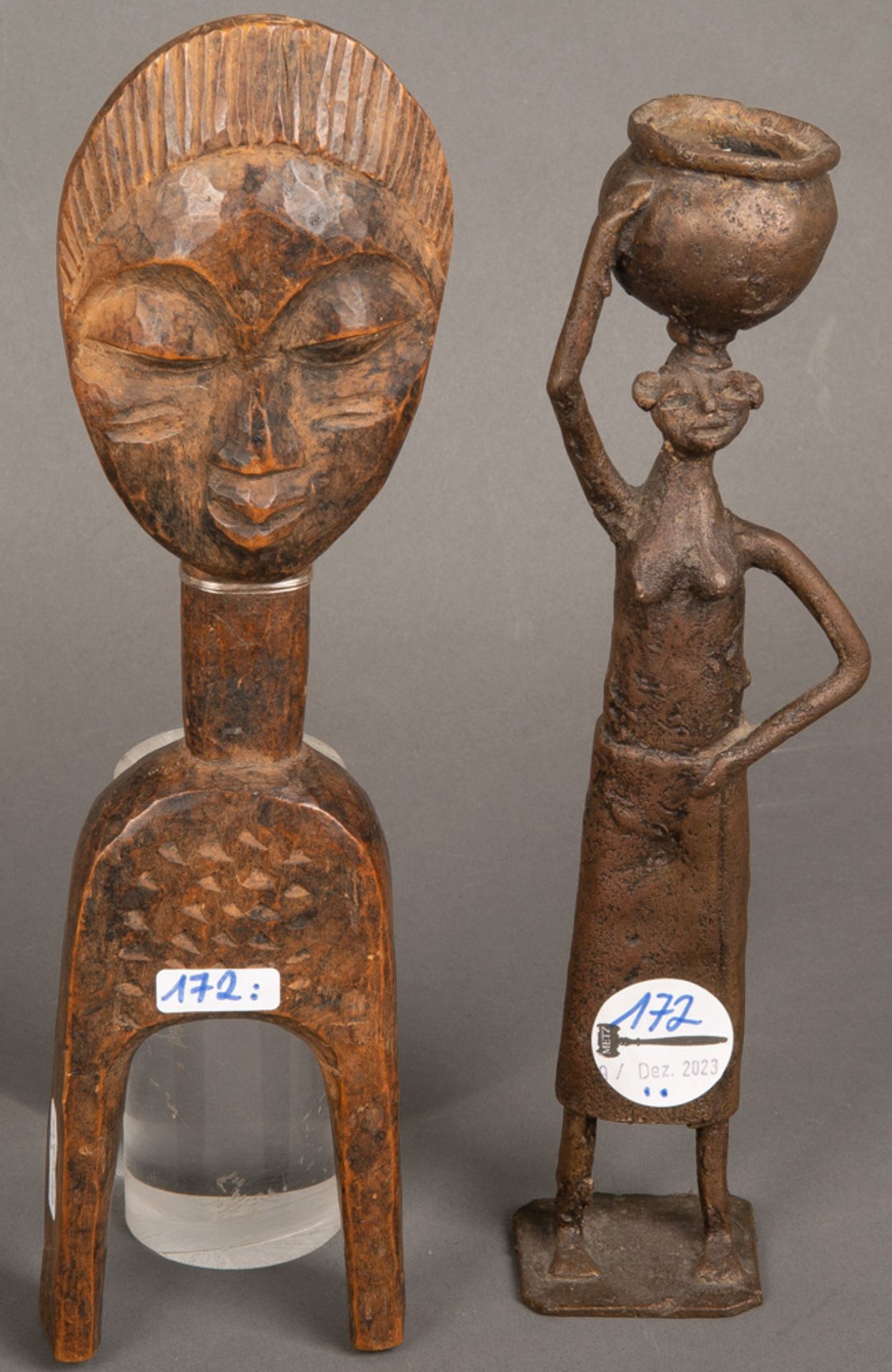 Stehende Frau mit Krug bzw. mit Steinschleuder. Afrika 20. Jh. Bronze bzw. Massivholz, geschnitzt,