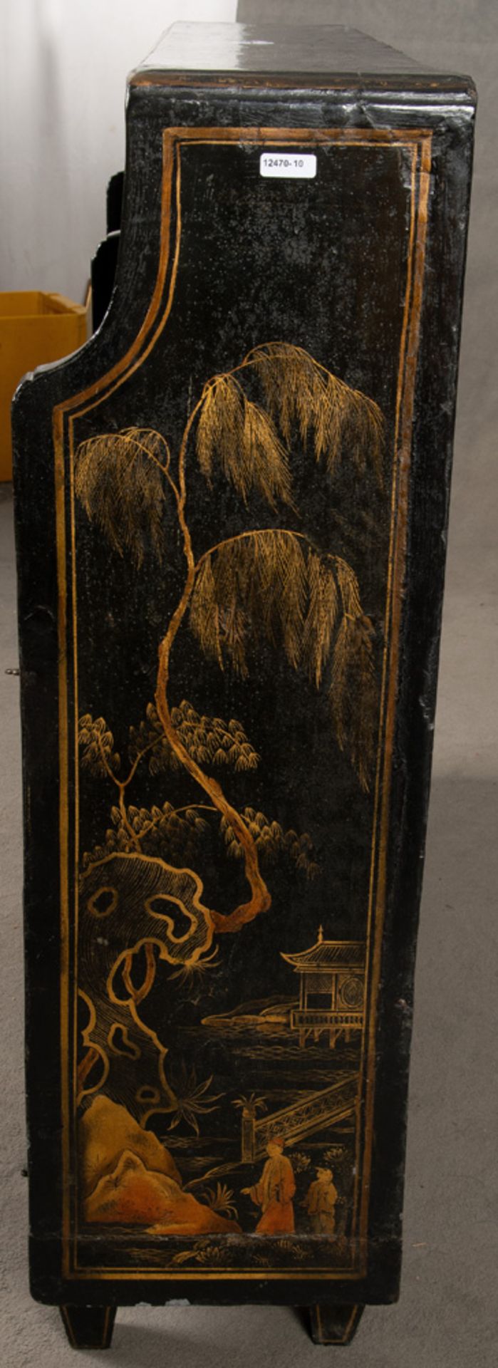 Anrichte. Asien. Massivholz, schwarz lackiert und gold gehöht mit Personen in Landschaft, Blumen, - Image 3 of 5