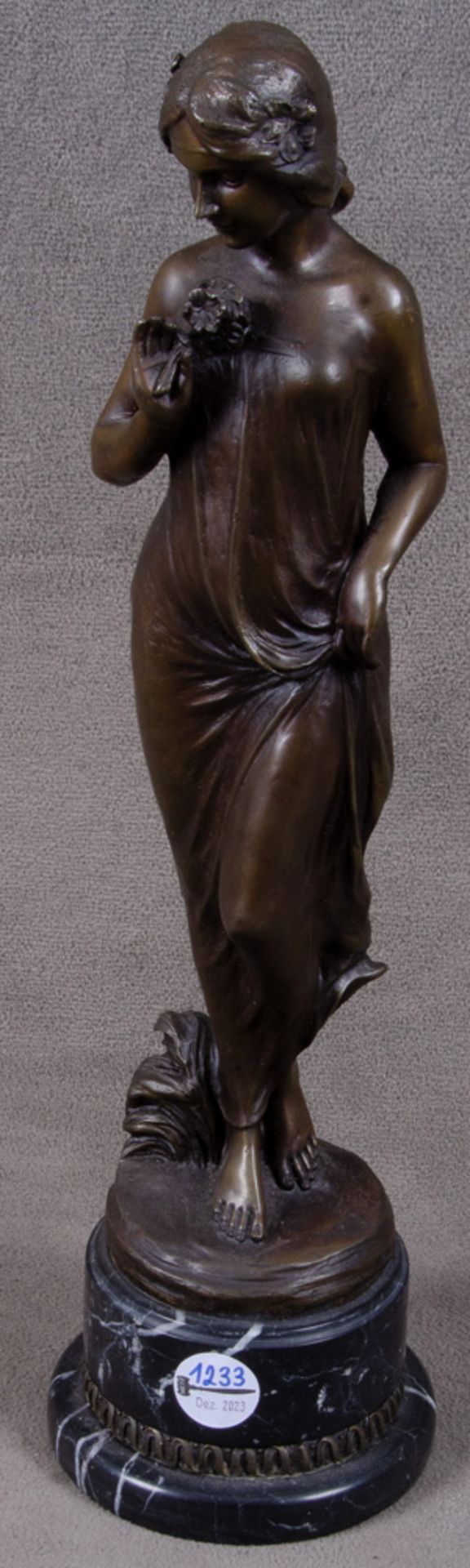 Weiblicher Akt mit Blumenstrauß. Deutsch 20. Jh. Bronze, montiert auf Marmorsockel, H=52,2 cm.