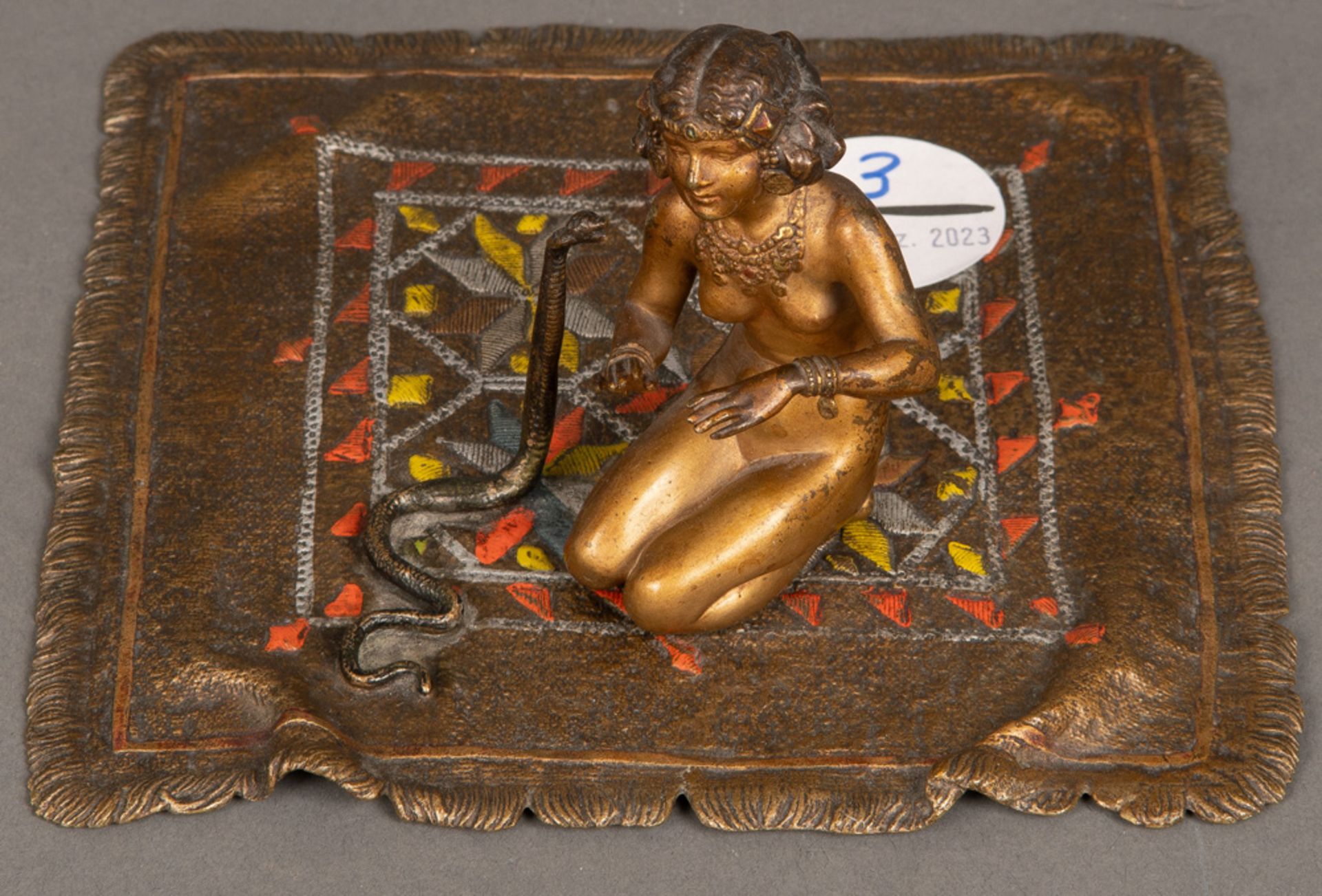 Franz Xaver Bergmann (1861-1936). Nackte kniende Orientalin mit Kobra auf Teppich. Wiener Bronze,
