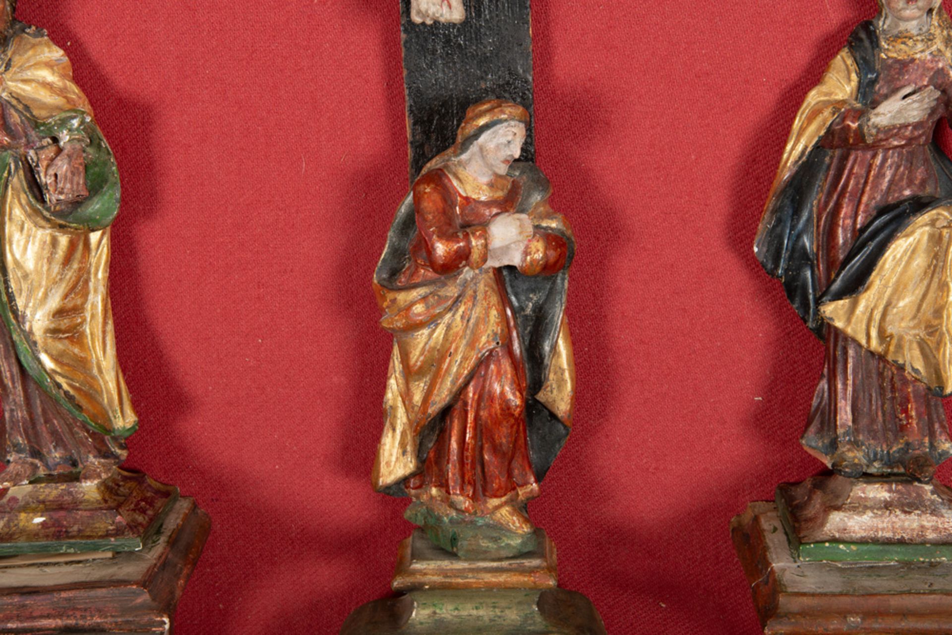 Kreuzigungsgruppe. Süddeutsch 18. Jh. Massivholz, geschnitzt, auf Kreidegrund in alter Fassung - Image 6 of 7