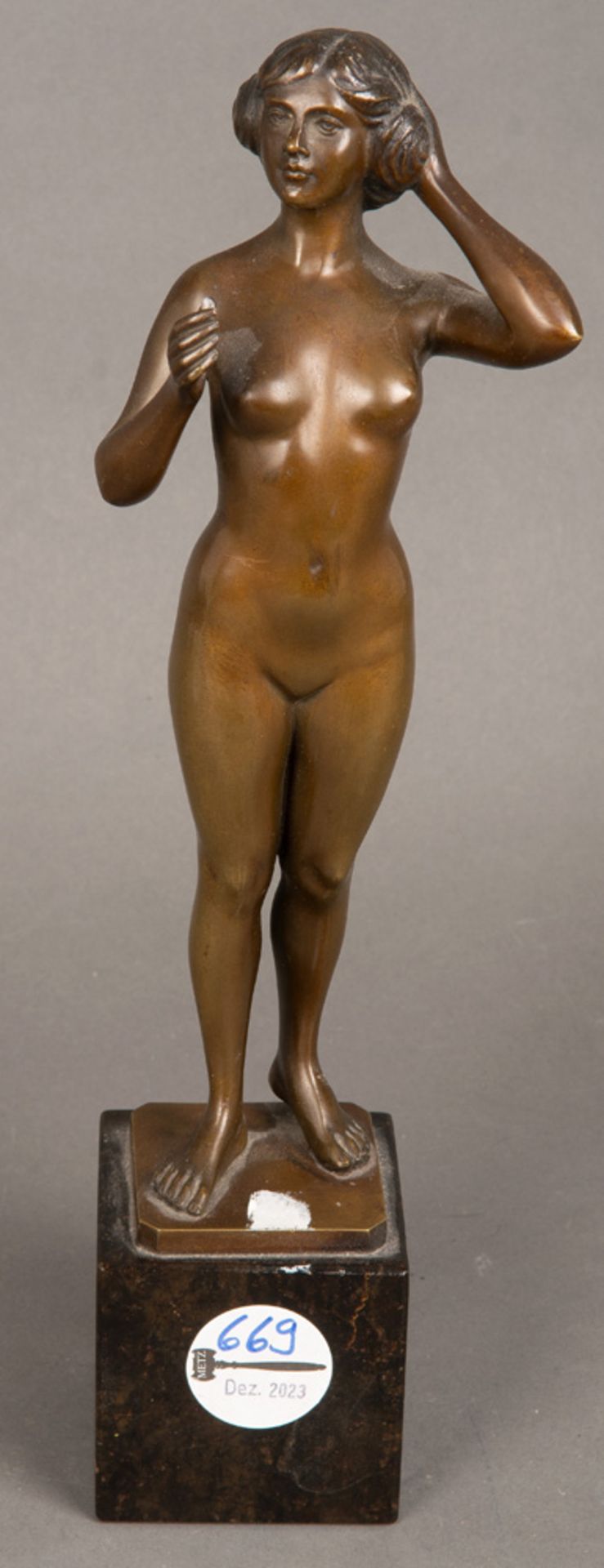 Hans Rieder (Bildhauer des 19./20. Jhs.). Stehender weiblicher Akt, sich in die Haare greifend.