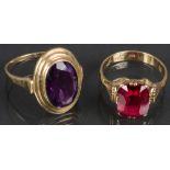 Zwei Ringe. 14 ct Gold, ca. 8 g, besetzt mit Amethyst bzw. rubinfarbigem Stein. (Ringgröße 56 / 60)