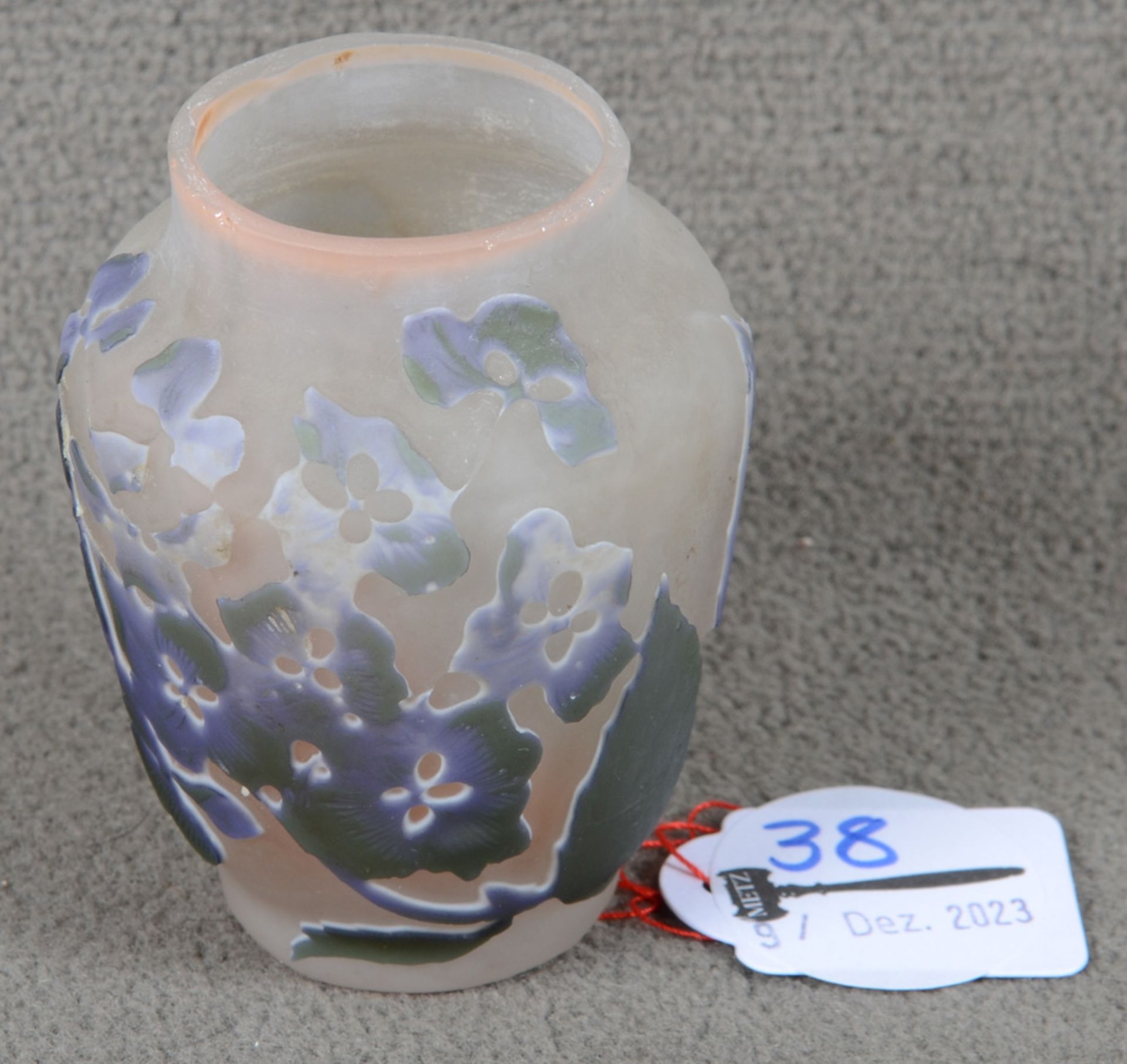 Jugendstil-Vase. Nancy, Émile Gallé um 1900. Farbloses Glas, farbig überfangen, geschnitten mit