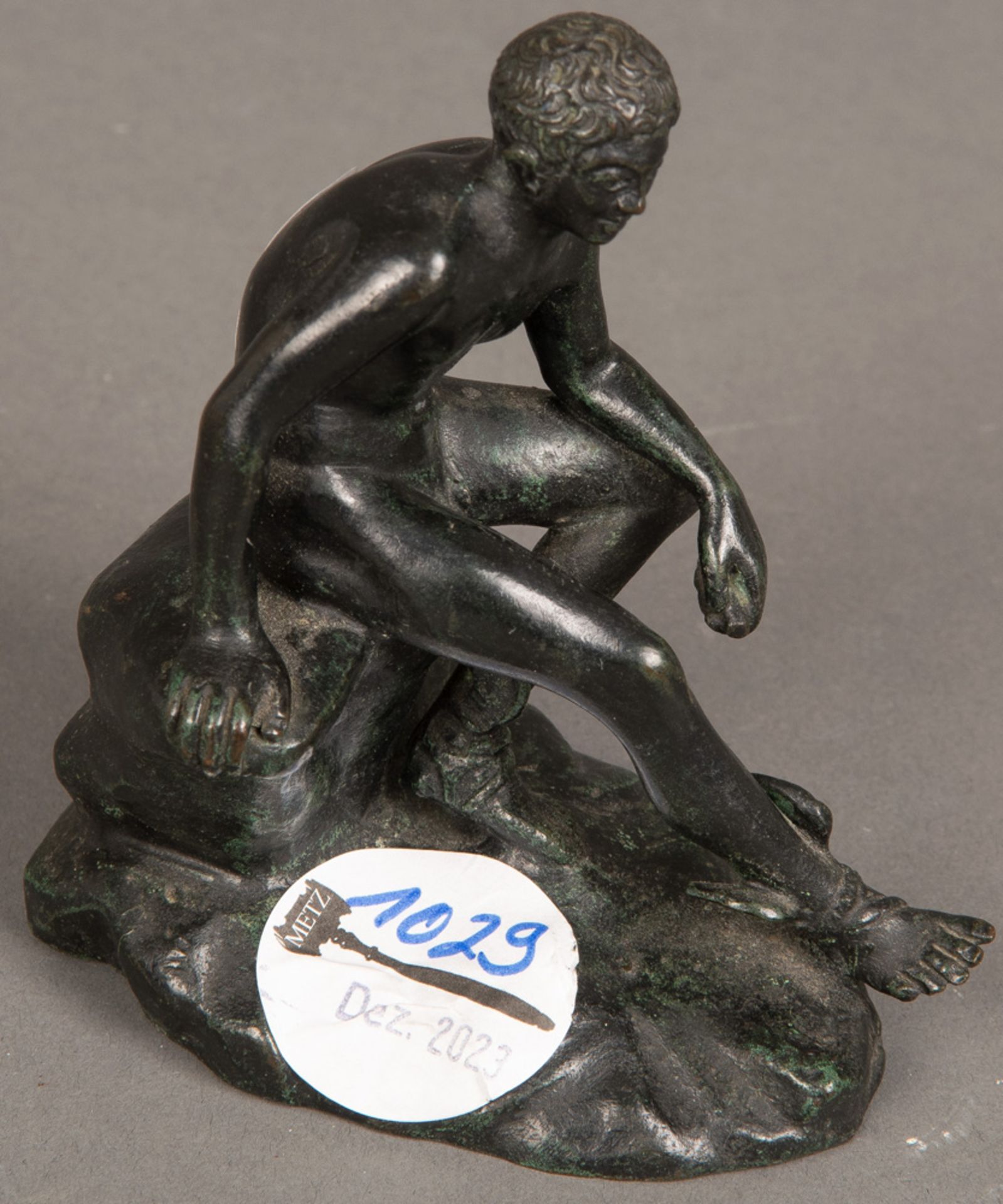 Hermes, auf Fels sitzend. Südeuropa 19. Jh. Bronze, H=10,3 cm.
