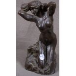 Nach Auguste Rodin. Kniender weiblicher Akt, die Hände im Nacken verschränkt. Bronze, re./seitl./