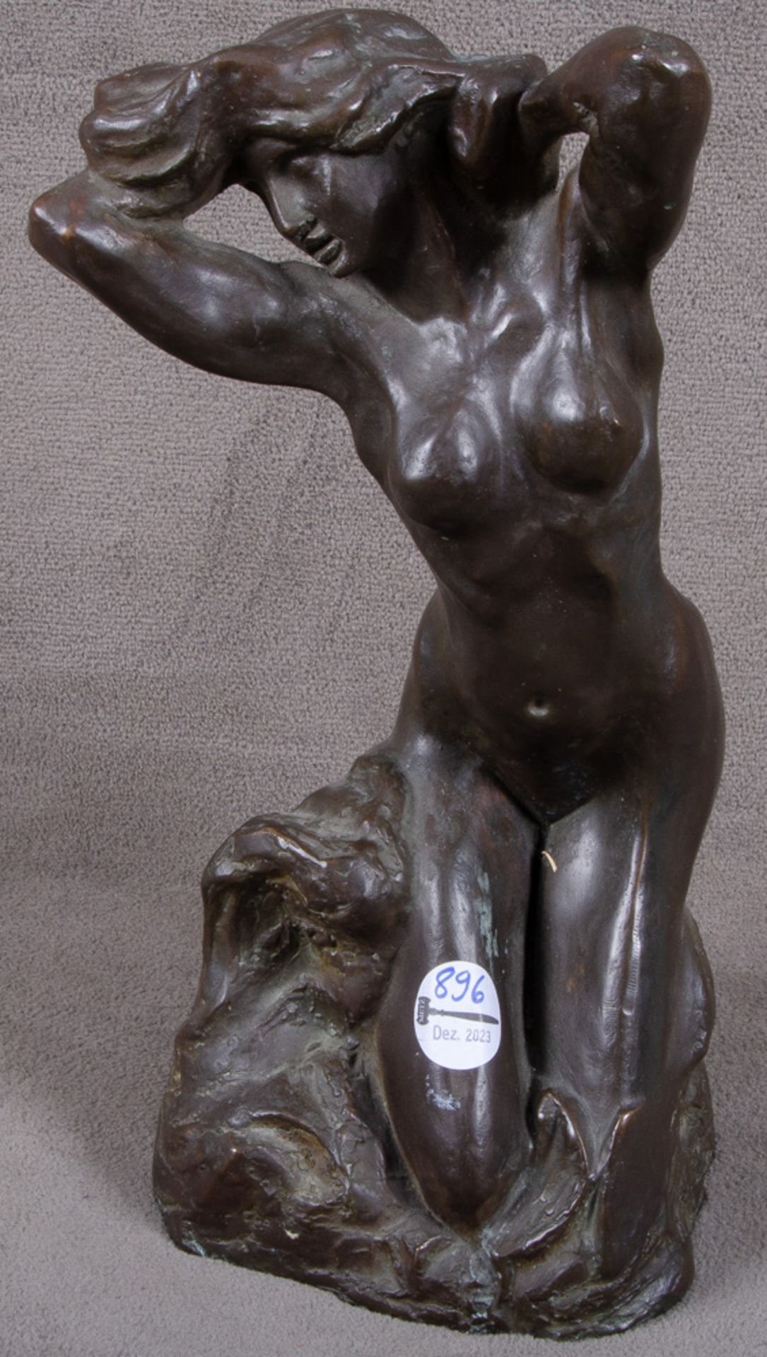 Nach Auguste Rodin. Kniender weiblicher Akt, die Hände im Nacken verschränkt. Bronze, re./seitl./