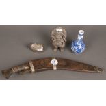 Viertlgs. Konvolut Asiatika: Eine Vase, zwei Figuren und ein Jambia. Porzellan, Metall und Gips, H=6