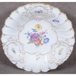 Prunkschale. Meissen 20. Jh. Porzellan, bunt bemalt mit Blumenbouquet, umgeben von gold gehöhtem