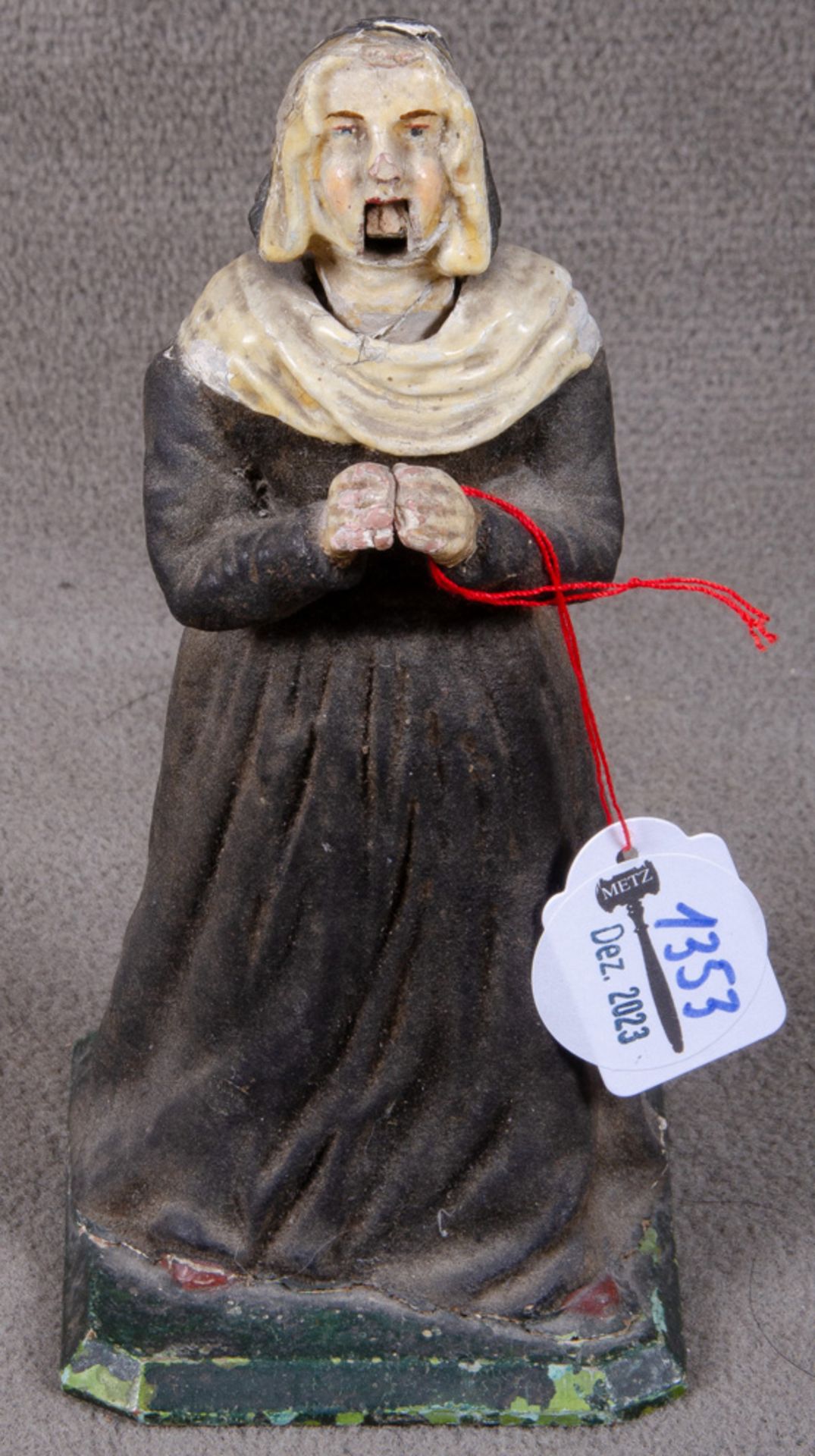 Figur einer Nonne. Wohl Süddeutsch 19. Jh. Pappmaché / Holz, mit Wackelkopf und beweglichem