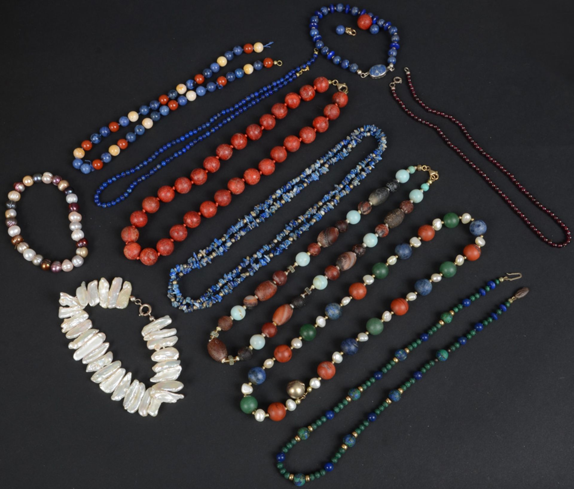 Konvolut Armbänder und Halsketten, u.a. mit Achat, Lapislazuli, Koralle und Perle, L=20 bis 88 cm.