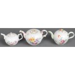 Drei Teekannen. Höchst um 1765-70. Porzellan, bunt floral bemalt, am Boden purpurne bzw.